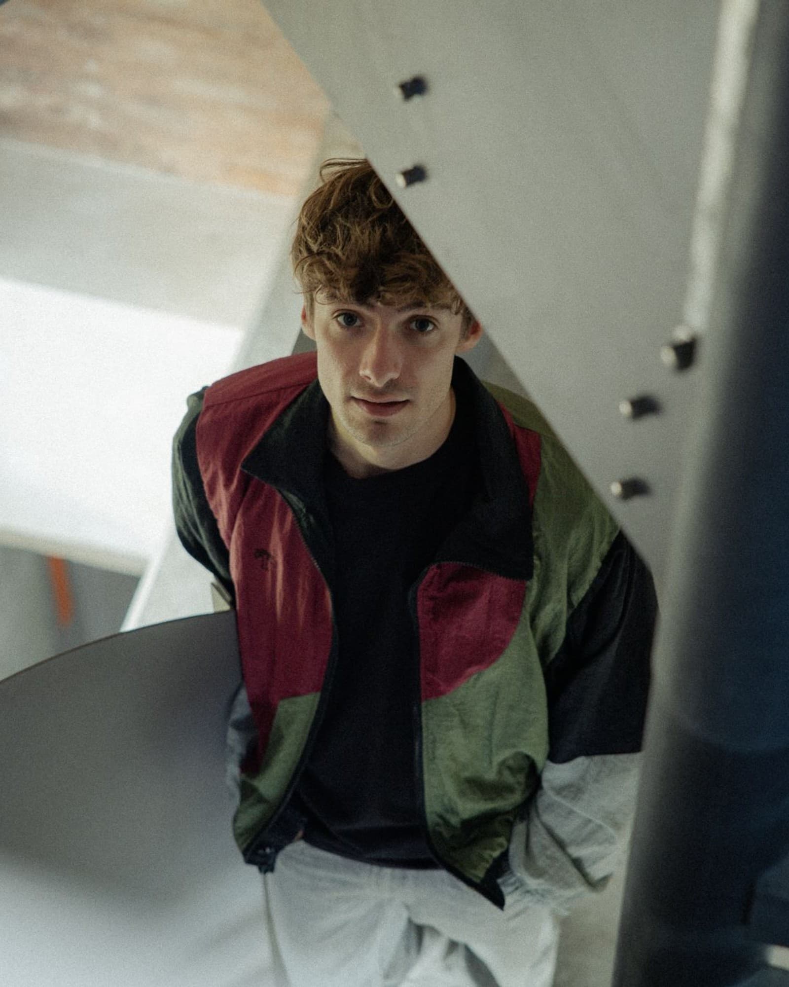 Nicolas Spies dans un escalier en colimaçon, photographié d'en haut